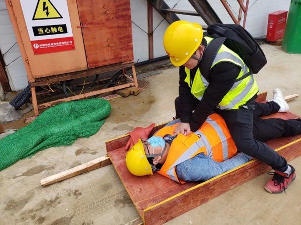 1616398348241210.jpg 南昌市政建設集團開展觸電事故應急救援演練6003.jpg