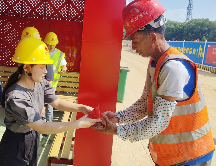 1626397129513218.jpg 南昌市政建設集團工會組織黨員開展夏日送清涼慰問6911.jpg