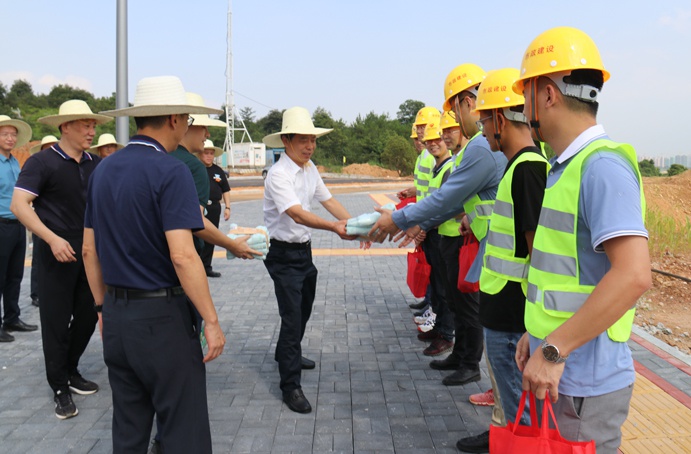 1628471354893056.jpg 南昌市政建設集團開展防暑降溫慰問一線職工民工兄弟6910.jpg