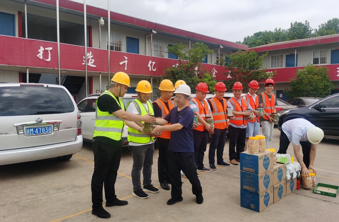1628471410956619.jpg 南昌市政建設集團開展防暑降溫慰問一線職工民工兄弟6913.jpg