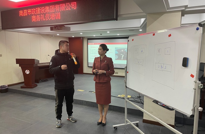 1640750504122128.jpg 南昌市政建設集團開展商務禮儀培訓6911.jpg