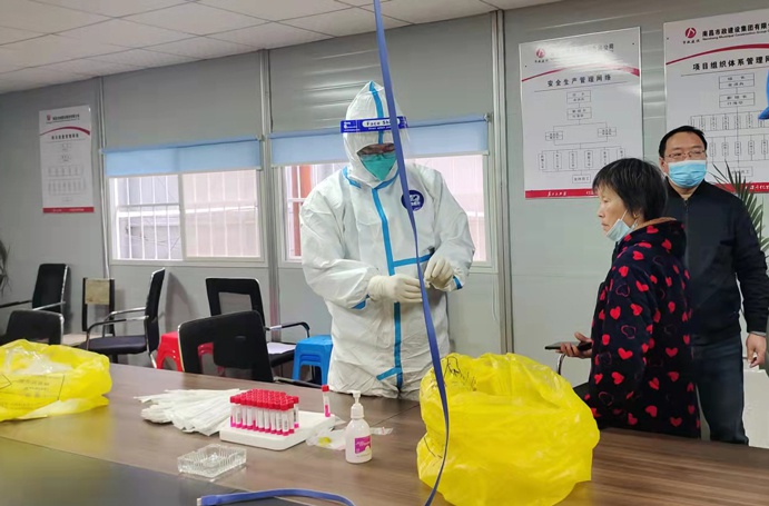 1649900710658695.jpg 各項目部開展全員核酸檢測6912.jpg