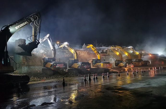 S49楓生快速路北段提升改造工程原蛟橋高架橋左半幅順利拆除 S49楓生快速路北段提升改造工程原蛟橋高架橋左半幅順利拆除