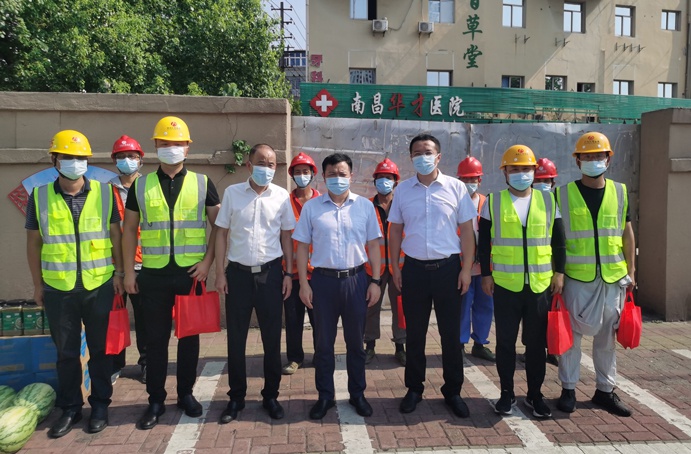 市政公用集團副總經理郭曉慶來到南昌市窨井蓋專項整治項目開展夏送清涼慰問活動 市政公用集團副總經理郭曉慶來到南昌市窨井蓋專項整治項目開展夏送清涼慰問活動