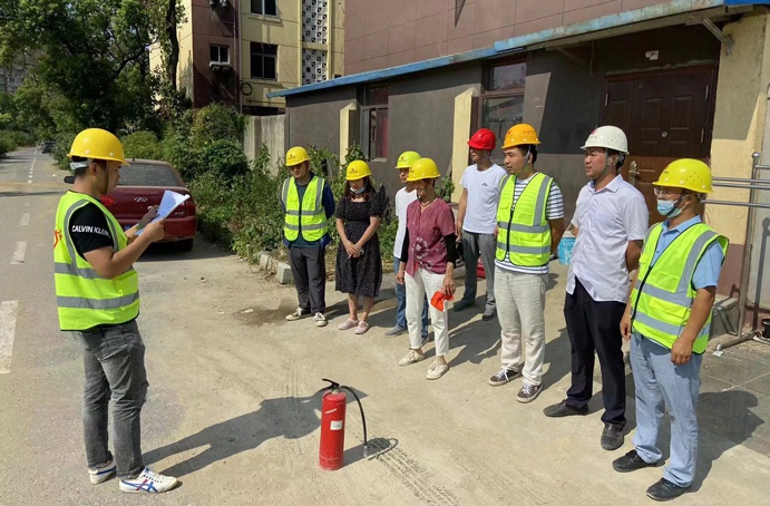 青山湖區(qū)安置房周邊道路項(xiàng)目部聯(lián)合建設(shè)單位及監(jiān)理單位開展消防滅火應(yīng)急救援演練 青山湖區(qū)安置房周邊道路項(xiàng)目部聯(lián)合建設(shè)單位及監(jiān)理單位開展消防滅火應(yīng)急救援演練