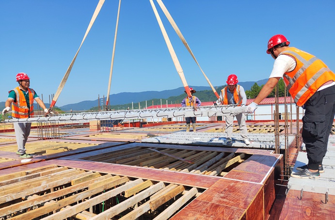 綠色建材科技產業(yè)園項目首批裝配式構件成功吊裝 綠色建材科技產業(yè)園項目首批裝配式構件成功吊裝