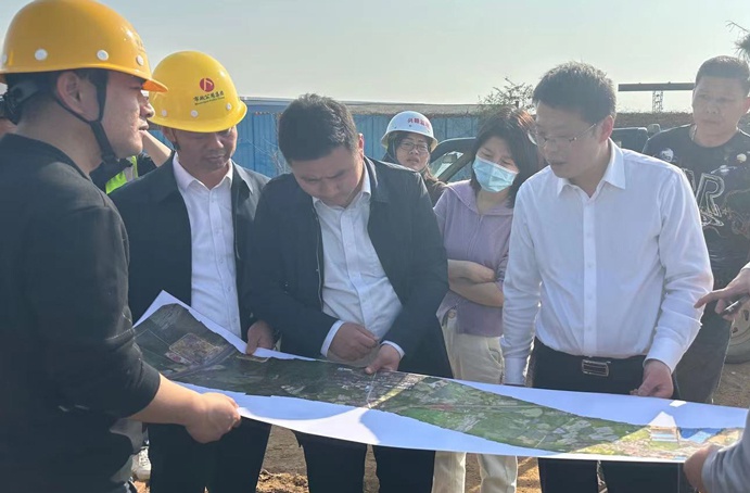 市政公用集團(tuán)劉順保到朱橋東路項(xiàng)目、昌東三路項(xiàng)目、秦坊安置房項(xiàng)目調(diào)研