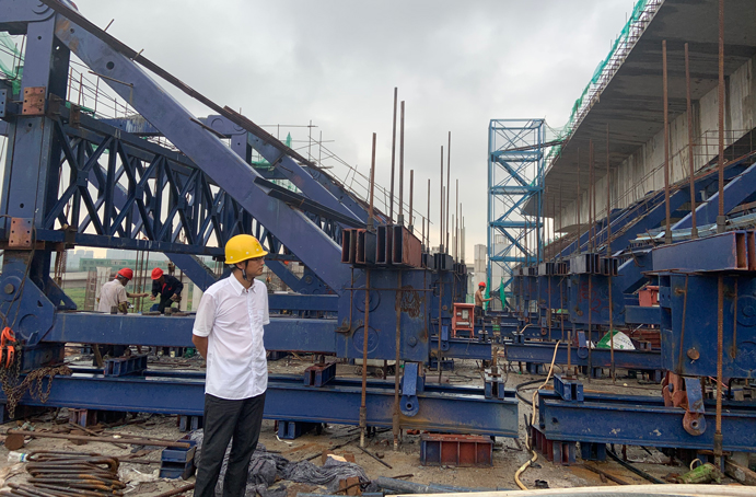 五一勞動(dòng)獎(jiǎng)?wù)芦@得者項(xiàng)目黨支部書記、副總工程師周天奇 五一勞動(dòng)獎(jiǎng)?wù)芦@得者項(xiàng)目黨支部書記、副總工程師周天奇