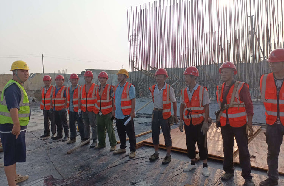 南昌市政建設(shè)集團(tuán)開展施工行為及勞保用品穿戴專題班前教育早班會(huì) 南昌市政建設(shè)集團(tuán)開展施工行為及勞保用品穿戴專題班前教育早班會(huì)