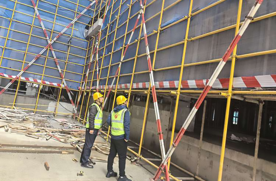 應對低溫雨雪冰凍天氣 市政建設人在行動 應對低溫雨雪冰凍天氣 市政建設人在行動