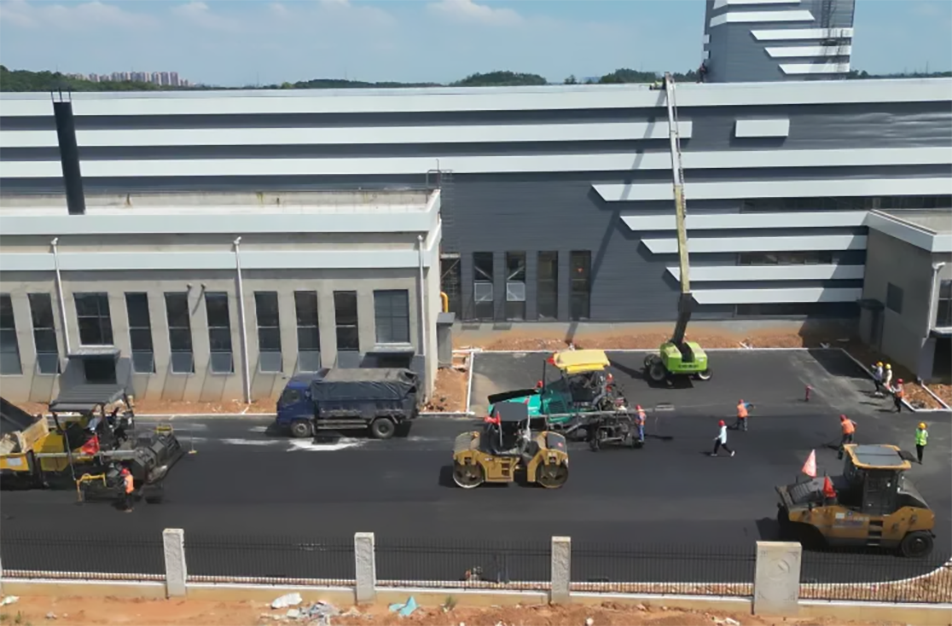 綠色產業園項目完成周邊道路面層瀝青攤鋪 綠色產業園項目完成周邊道路面層瀝青攤鋪