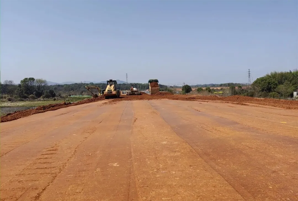 云翔大道項目路基全線貫通 | 飽和式施工加速推進，助力區域交通升級
