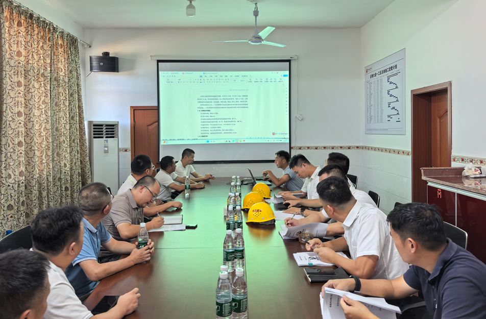 云翔大道項目瀝青攤鋪技術交底會 | 白曉偉強調原材料質量與過程安全管控