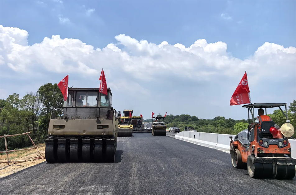 南昌云翔大道項目啟動首段底層瀝青攤鋪 投入21臺機(jī)械攻堅關(guān)鍵節(jié)點 南昌云翔大道項目啟動首段底層瀝青攤鋪 投入21臺機(jī)械攻堅關(guān)鍵節(jié)點
