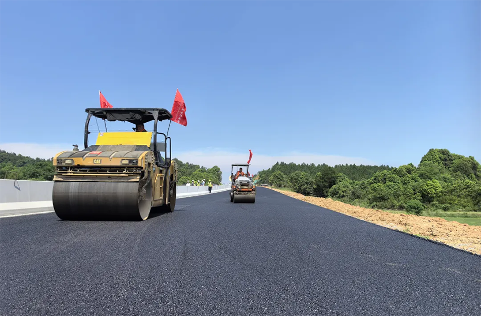 南昌云翔大道項目啟動首段底層瀝青攤鋪 投入21臺機(jī)械攻堅關(guān)鍵節(jié)點 南昌云翔大道項目啟動首段底層瀝青攤鋪 投入21臺機(jī)械攻堅關(guān)鍵節(jié)點