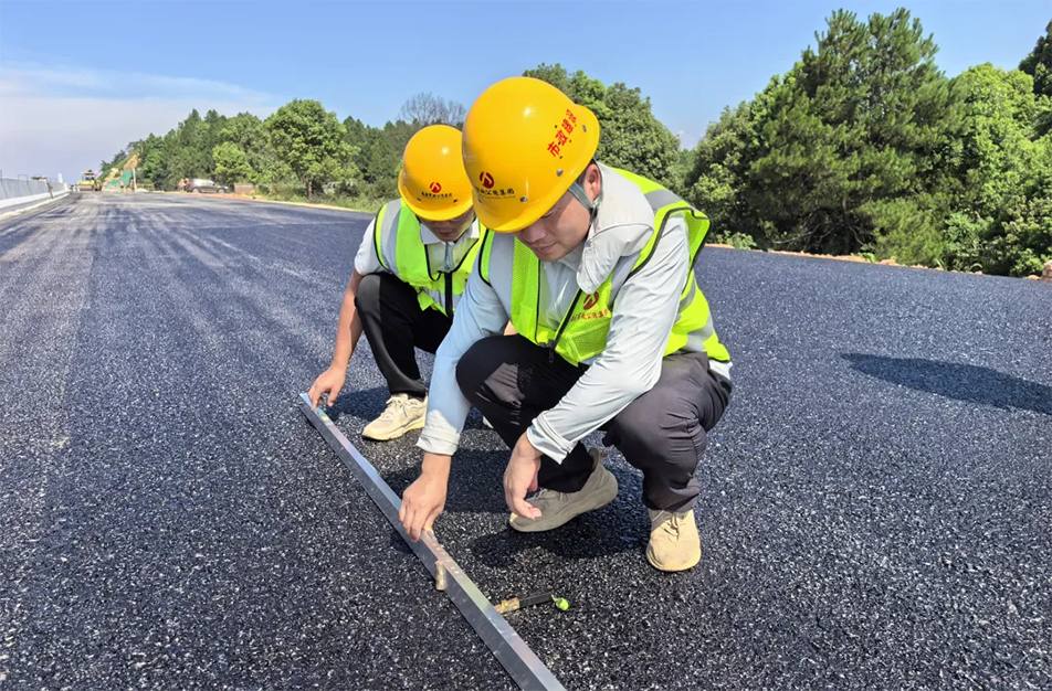 南昌云翔大道項目啟動首段底層瀝青攤鋪 投入21臺機(jī)械攻堅關(guān)鍵節(jié)點 南昌云翔大道項目啟動首段底層瀝青攤鋪 投入21臺機(jī)械攻堅關(guān)鍵節(jié)點