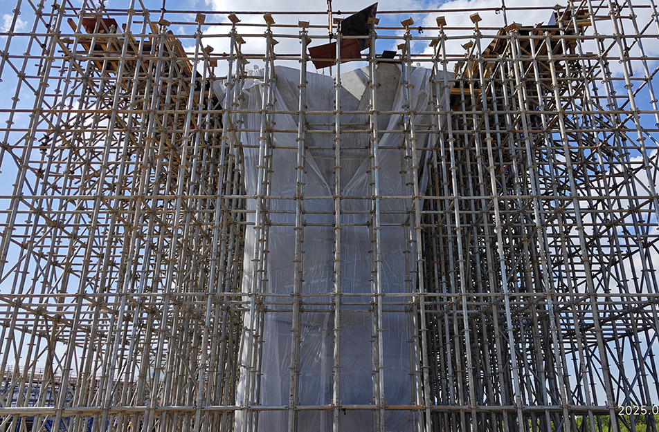 深圳大道互通立交項目鏡面墩柱工藝揭秘 定制不銹鋼模板誤差控制在2mm內(nèi)