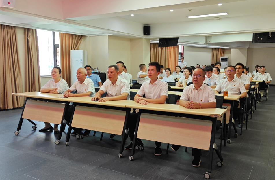 南昌市政建設集團組織觀看抗戰勝利80周年閱兵儀式 激發干部職工愛國熱情 南昌市政建設集團組織觀看抗戰勝利80周年閱兵儀式 激發干部職工愛國熱情